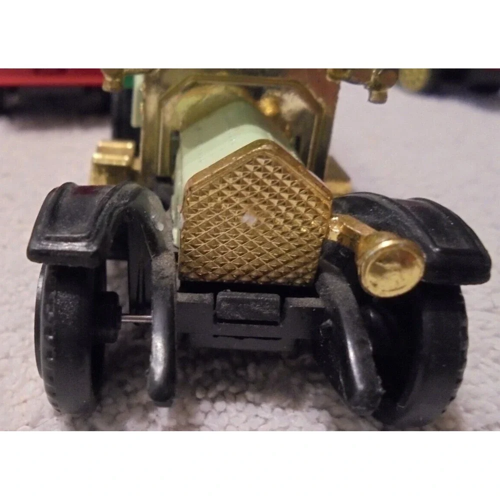 Collectors Set of 4 Classic Trucks 1918, 1912, 1910‎ Tanker Ambulance Delivery